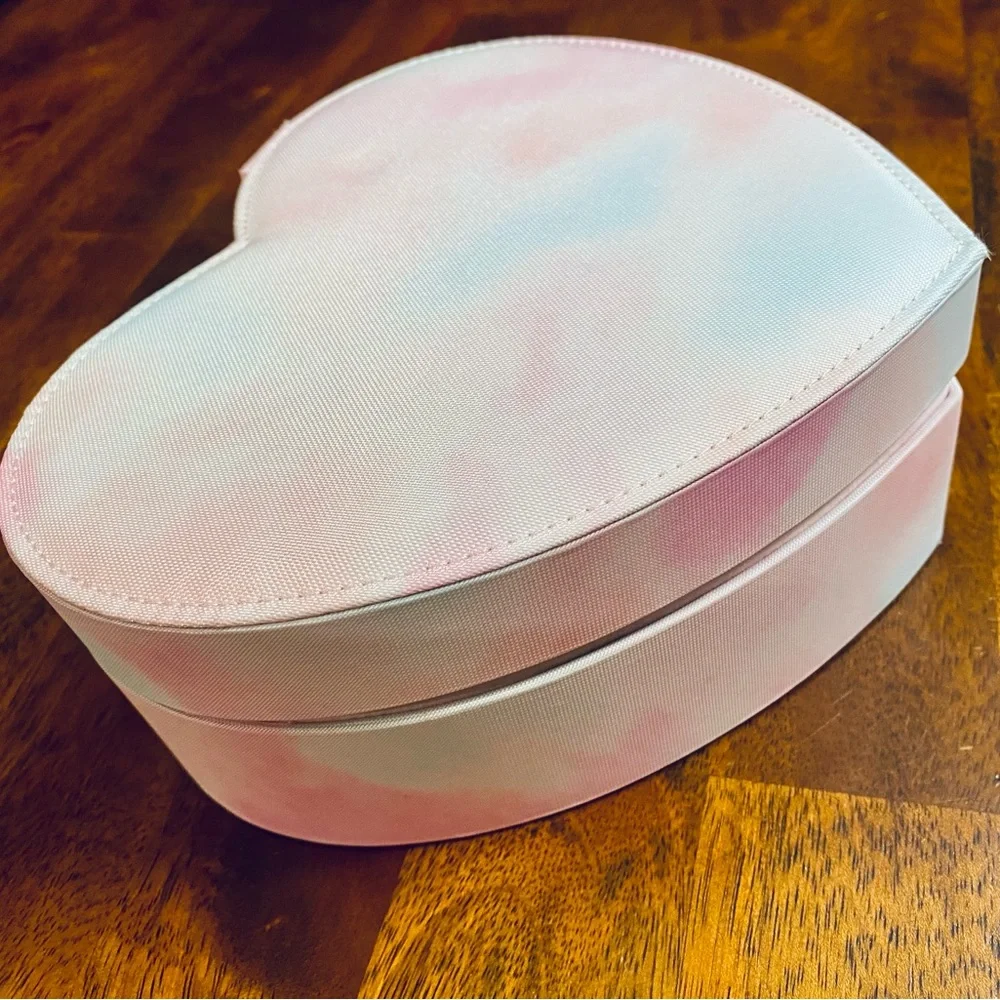 NWT! Jewelry box in pastel tones. Lined interior, mirror. Gorgeous heart-shaped.